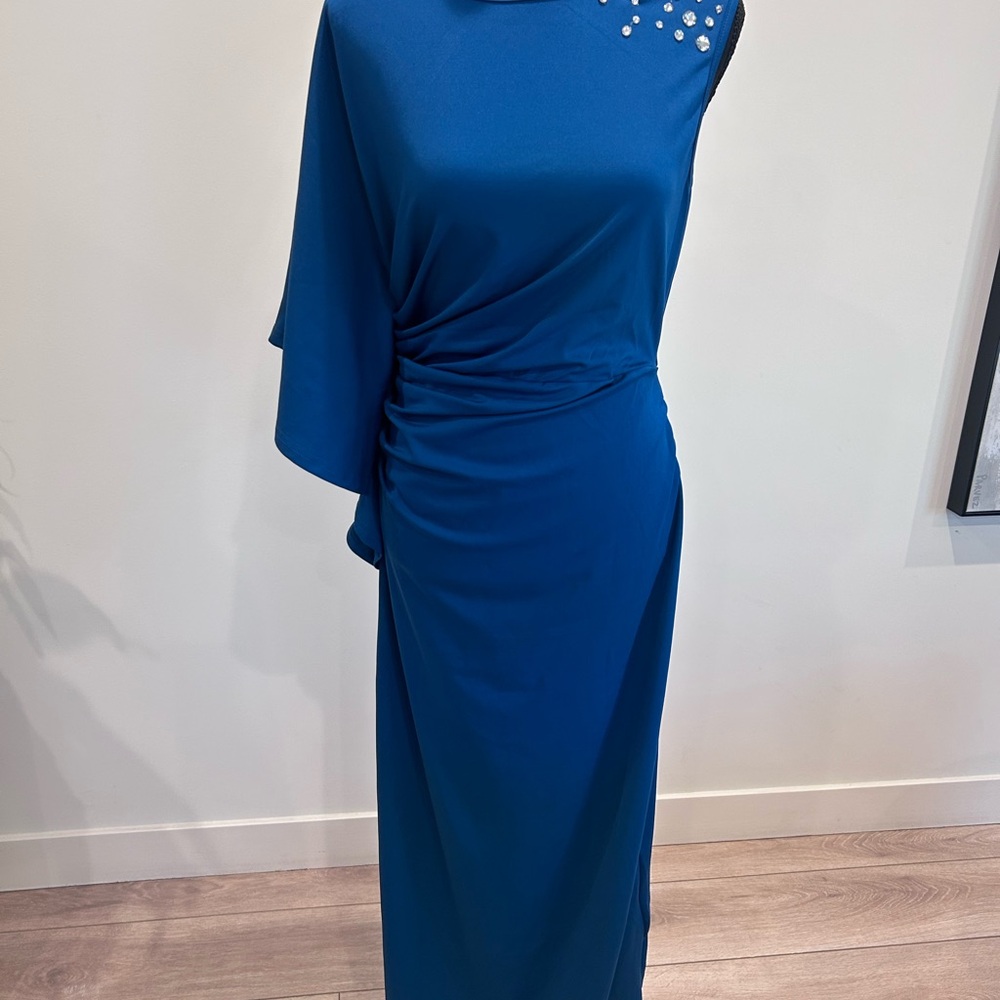 Elegant Blue Dress with Embellished Shoulder